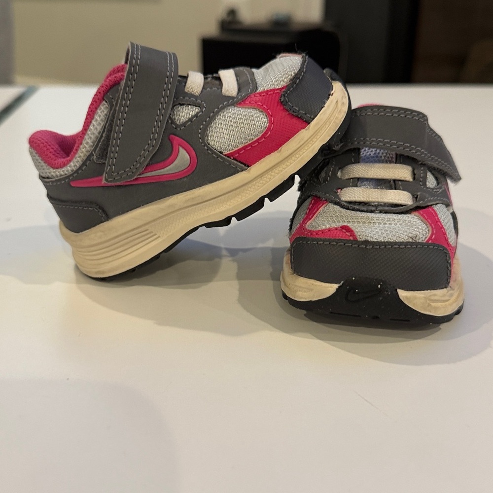 Nike Kids' Sneakers in Gray and Pink Size 3C